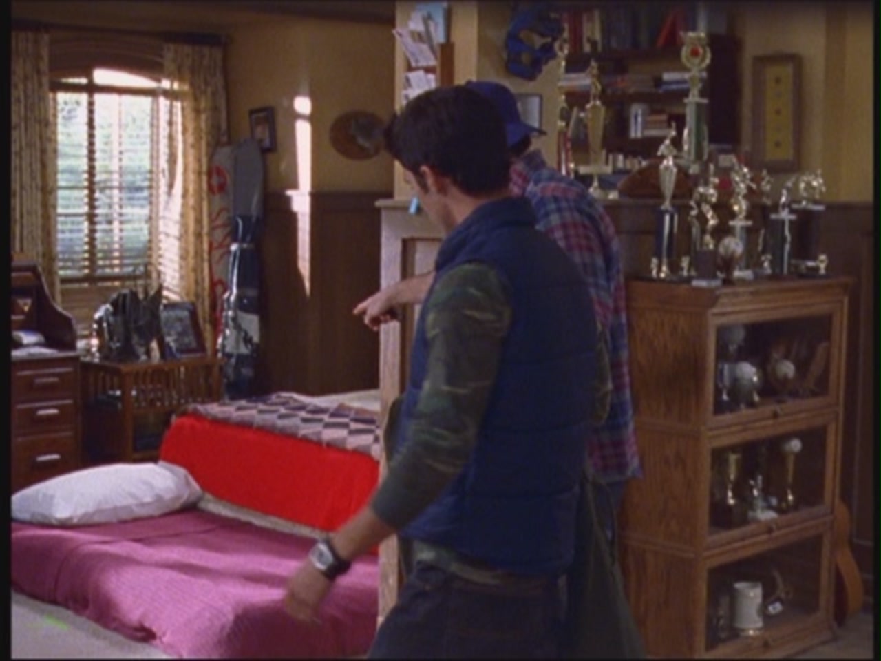 LUKE...sleeps in a twin sized bed? r/GilmoreGirls