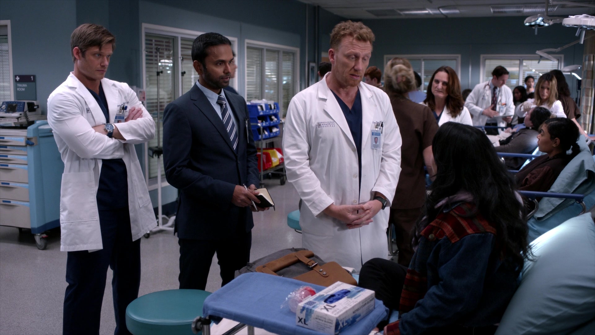 Greys_Anatomy_S19E10_0719.jpg