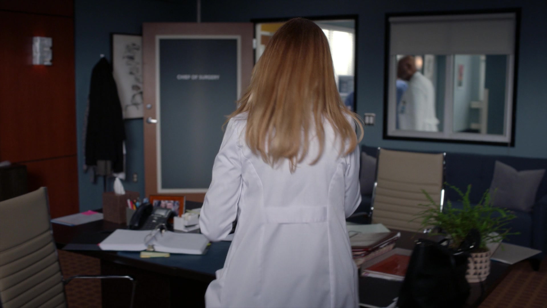 Greys_Anatomy_S19E11_0922.jpg