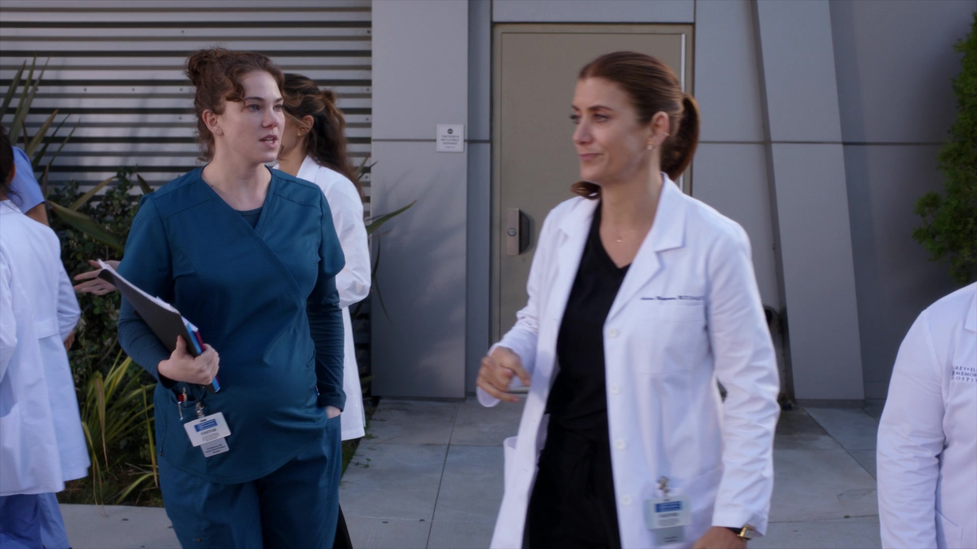 Greys_Anatomy_S19E11_1983.jpg