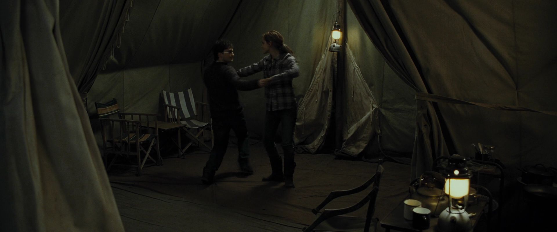 Гарри и Гермиона в палатке