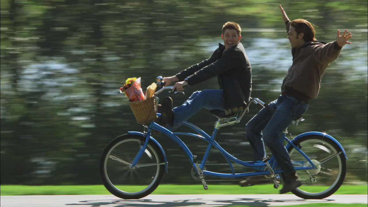 Моменты со. Дин на велосипеде. Фотографии с коляской сверхъестественное. Sam and Dean riding Bicycle. Велосипед никакой разницы.