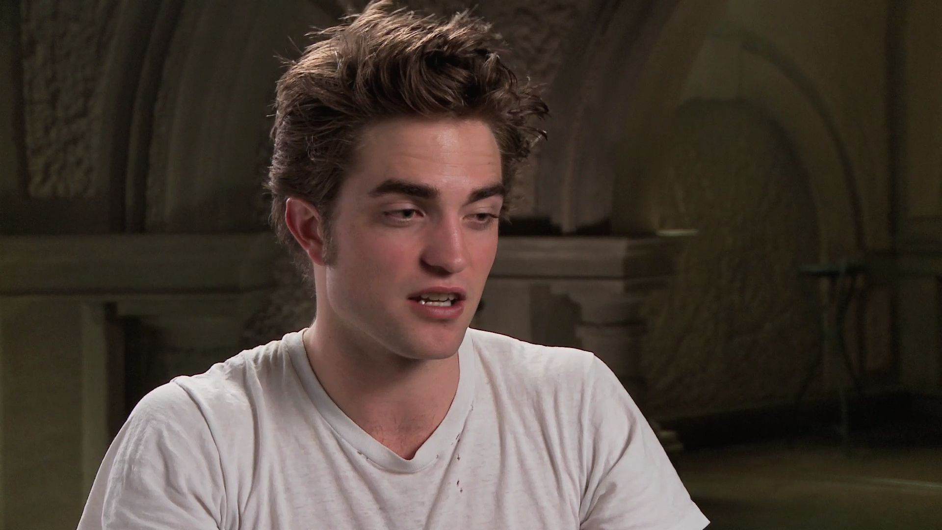 Роб 1 2. Robert Pattinson screencaps. Robert Pattinson New Moon. Джулиан Каллен.