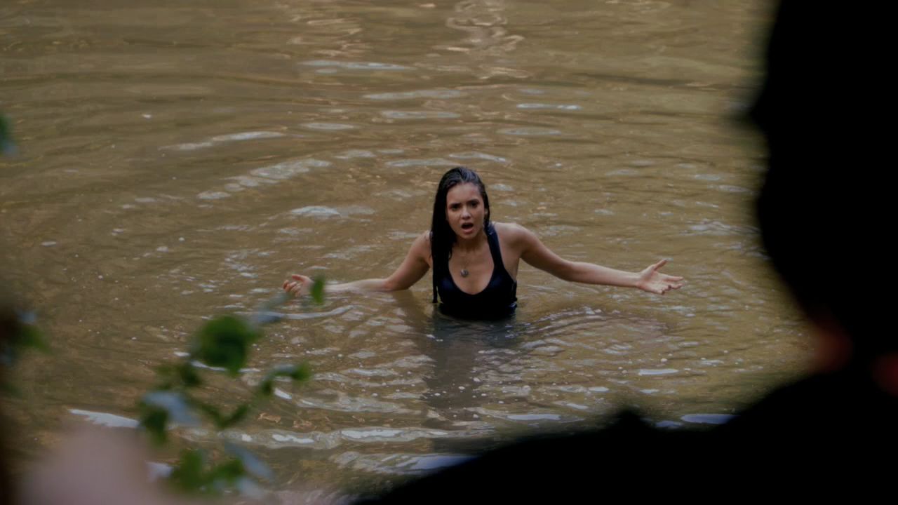 Двое купаются третий валяется. Девушка выходит из воды.